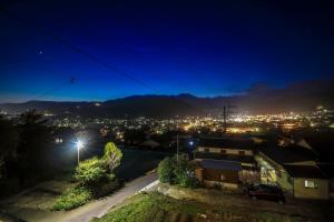 Uma vista geral da montanha ou uma vista da montanha a partir da casa de hóspedes