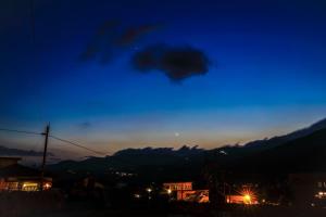 Uma vista geral da montanha ou uma vista da montanha a partir da casa de hóspedes