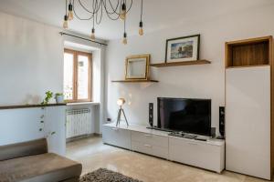 una sala de estar con TV en un armario blanco en LaVistaDeiSogni Muranuove, en Celano