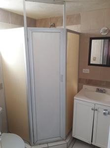 y baño con ducha, aseo y lavamanos. en Condominio 312 Loma Bonita, en San Carlos