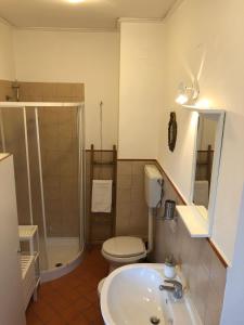 パレルモにあるLa Casetta Del Giardinoのバスルーム(洗面台、トイレ、シャワー付)