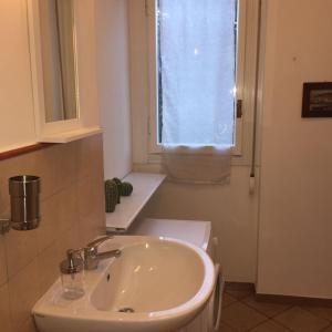 パレルモにあるLa Casetta Del Giardinoの窓付きのバスルーム(白い洗面台付)