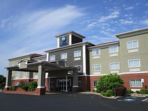ein großes Gebäude mit einem Uhrturm darüber in der Unterkunft Best Western Presidential Hotel & Suites in Pine Bluff