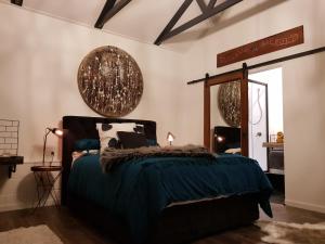- une chambre avec un lit et une couette bleue dans l'établissement Studio9, à Whangarei