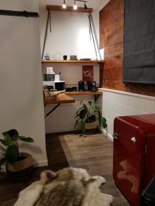 - une cuisine avec une valise rouge dans une chambre dans l'établissement Studio9, à Whangarei