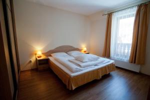 מיטה או מיטות בחדר ב-Apartamenty Pod Lipami