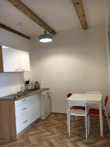 コシツェにあるHistorical apartments V18のキッチン(テーブル、白いテーブル、椅子付)