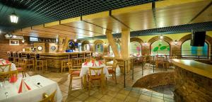 restauracja ze stołami i krzesłami w pokoju w obiekcie Grand Hotel w mieście Třebíč