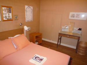 a bedroom with a bed and a sink in it at Appartement Matabiau in Toulouse