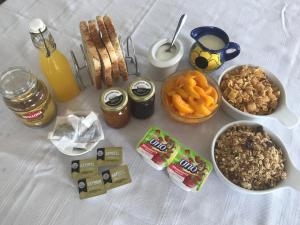 una mesa con varios productos alimenticios en Silverdale Garden Studio, en Orewa