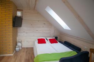 Giường trong phòng chung tại Apartamenty Osowa nad jeziorem Okmin