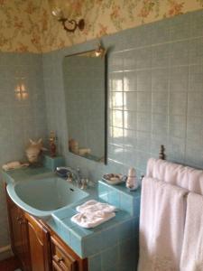 Ένα μπάνιο στο B&B Domaine Le Clos du Pavillon