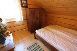 Łóżko lub łóżka w pokoju w obiekcie Apartamenty Osowa nad jeziorem Okmin
