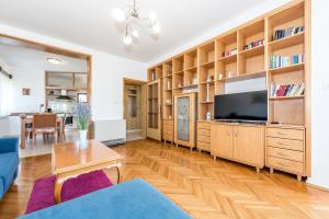 TV a/nebo společenská místnost v ubytování Apartment Promona Drniš