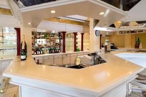 een grote keuken met een wastafel en een bar bij Hotel Meyer in Beaufort