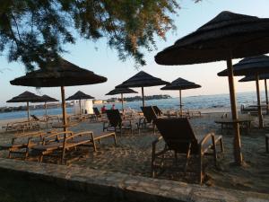 grupa leżaków i parasoli na plaży w obiekcie Salvia 4 Stars Apartment w Poreču