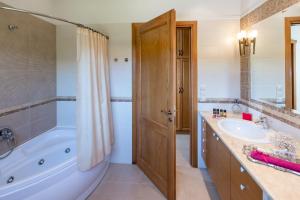 A bathroom at Villa Anerocurù by Chania city Még 31 kép