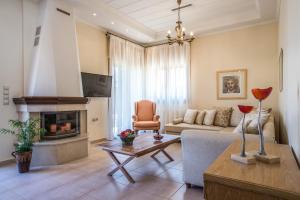 A television and/or entertainment centre at Villa Anerocurù by Chania city