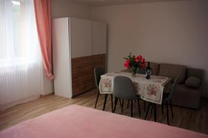 A seating area at Apartmánový dom Mária