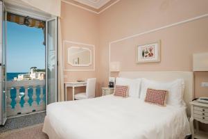 A bed or beds in a room at Hotel Helvetia