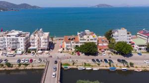 een luchtzicht op een stad naast het water bij Hotel Delta in Fethiye