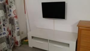 TV at/o entertainment center sa Apartamento en Zona Cap Salou
