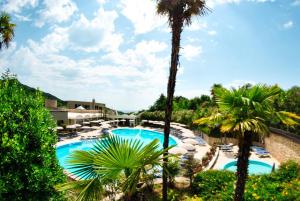 Bazén v ubytování Le Torri Del Garda FamilySPA Resort nebo v jeho okolí