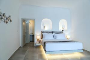 A bed or beds in a room at Adamant Suites Még 37 kép