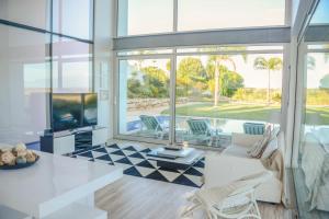 a living room with a couch and a tv at Palmares Beach, Golf & Dream in Lagos
