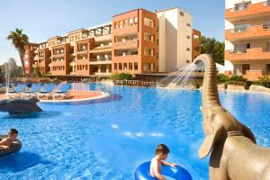 Bazén v ubytovaní H10 Mediterranean Village alebo v jeho blízkosti
