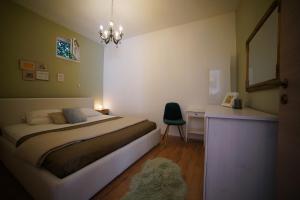 Un dormitorio con una cama, un escritorio y una silla. en Villa Korona Apartments, en Zadar 73 fotos más