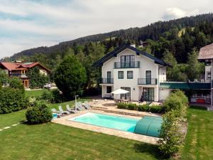 een luchtzicht op een huis met een zwembad bij Birkenvilla Ferienhaus mit 4 Schlafzimmern für 9 Personen in Altenmarkt im Pongau