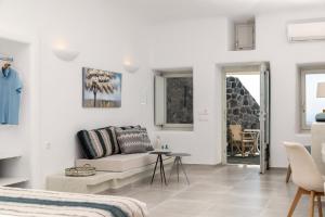 A seating area at Adamant Suites