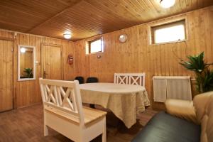 カリーニングラードにあるГОСТИНИЦА MAXIM'sのテーブルと椅子が備わる客室です。