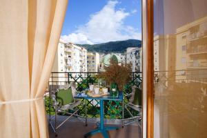 balcone con tavolo, sedie e vista sulla città di Green House Adriana a Sorrento