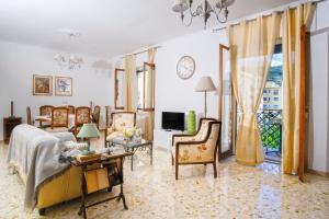 un soggiorno con letto, tavolo e sedie di Green House Adriana a Sorrento