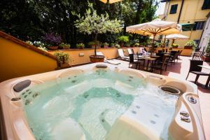 a hot tub sitting on top of a patio at Hotel Ilaria in Lucca