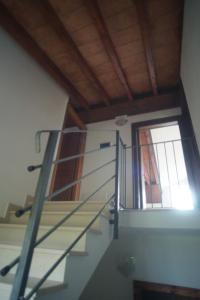 eine Treppe in einem Haus mit Fenster in der Unterkunft Casale Giordano in Scerni