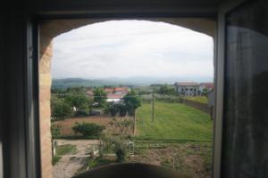 einen Blick auf ein Feld aus einem Fenster in der Unterkunft Casale Giordano in Scerni