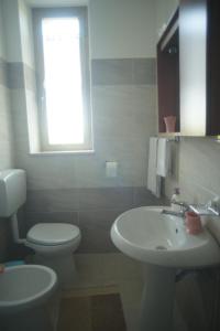 ein Badezimmer mit einem weißen WC und einem Waschbecken in der Unterkunft Casale Giordano in Scerni