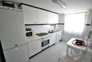 Kuchnia lub aneks kuchenny w obiekcie MyFlats Mediterranean View
