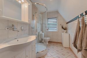 a bathroom with a tub and a sink and a toilet at Stary Gdańsk in Gdańsk