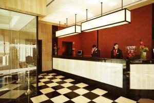 two people sitting at a bar in a lobby at Hotel Real Oeiras in Oeiras +30 photos