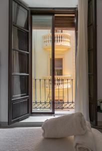 a bedroom with a bed and a window at Pension Venecia Gomerez in Granada