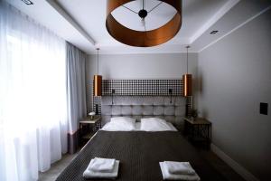 Llit o llits en una habitació de Hotel Pomarańczowa Plaża ex Bursztyn