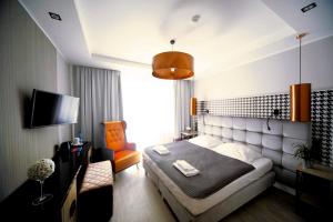 Łóżko lub łóżka w pokoju w obiekcie Hotel Pomarańczowa Plaża ex Bursztyn