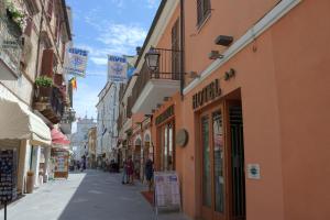 una strada in una città con gente che cammina per essa di Hotel Loreto a Loreto
