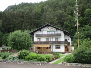 un grand bâtiment blanc en face d'une montagne dans l'établissement Haus Moser, à Wörschach