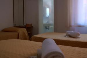 Letto o letti in una camera di Hotel Loreto