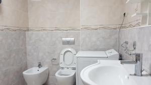 un bagno bianco con un water e un lavandino di Apartment Olive a Bar